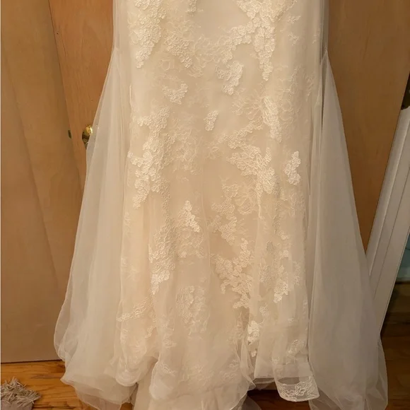 Vera Wang Strapless Lace Bridal Gown - Picture 2 of 12